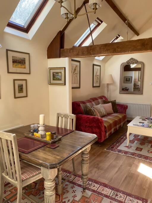 The Grooms Loft Self Contained Apartment Milton Abbas Экстерьер фото