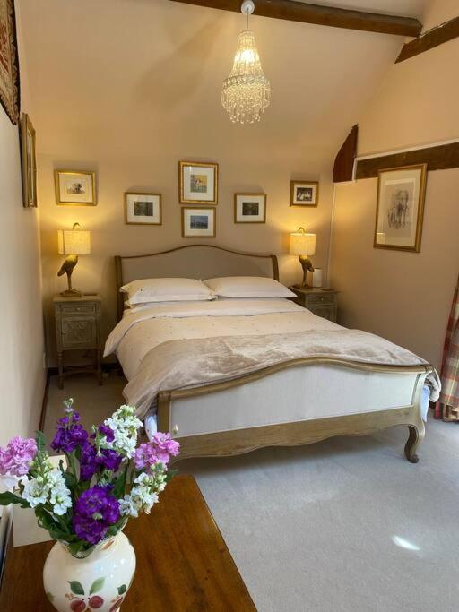 The Grooms Loft Self Contained Apartment Milton Abbas Экстерьер фото